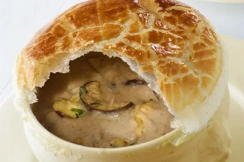 Zuppa di funghi in crosta di sfoglia
