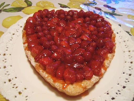 Cuore di crostata con le fragole