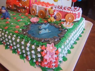 Torta con giardino e trenino