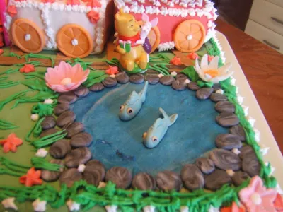 Torta con giardino e trenino