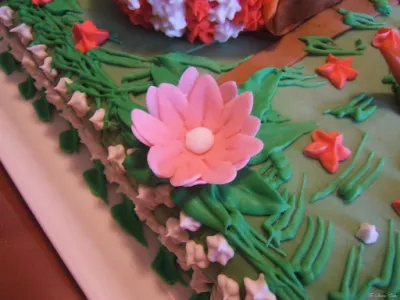 Torta con giardino e trenino