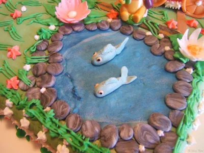 Torta con giardino e trenino