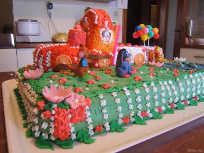 Torta con giardino e trenino