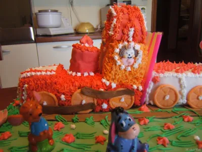 Torta con giardino e trenino