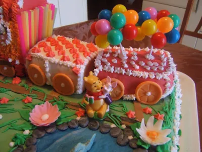 Torta con giardino e trenino