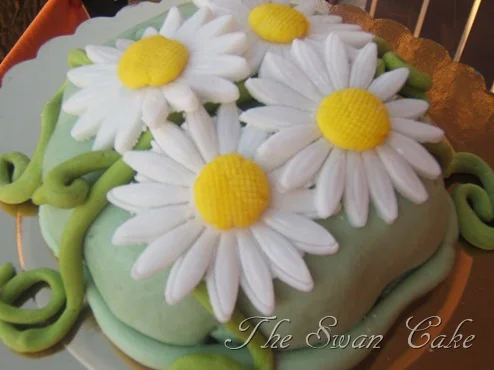 Torta compleanno con margherite