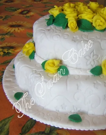 Torta con rose gialle