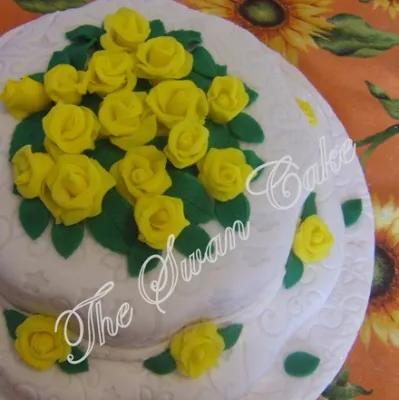 Torta con rose gialle