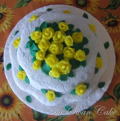 Torta con rose gialle