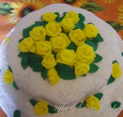 Torta con rose gialle
